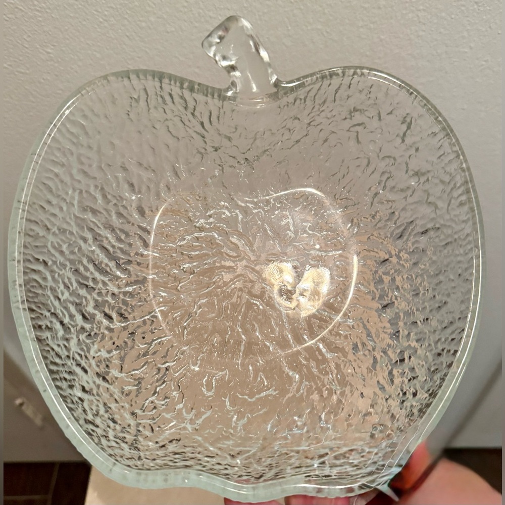 Vintage, Ravenhead Siesta Apple Shaped Serving bowl. 9”x 8.5”